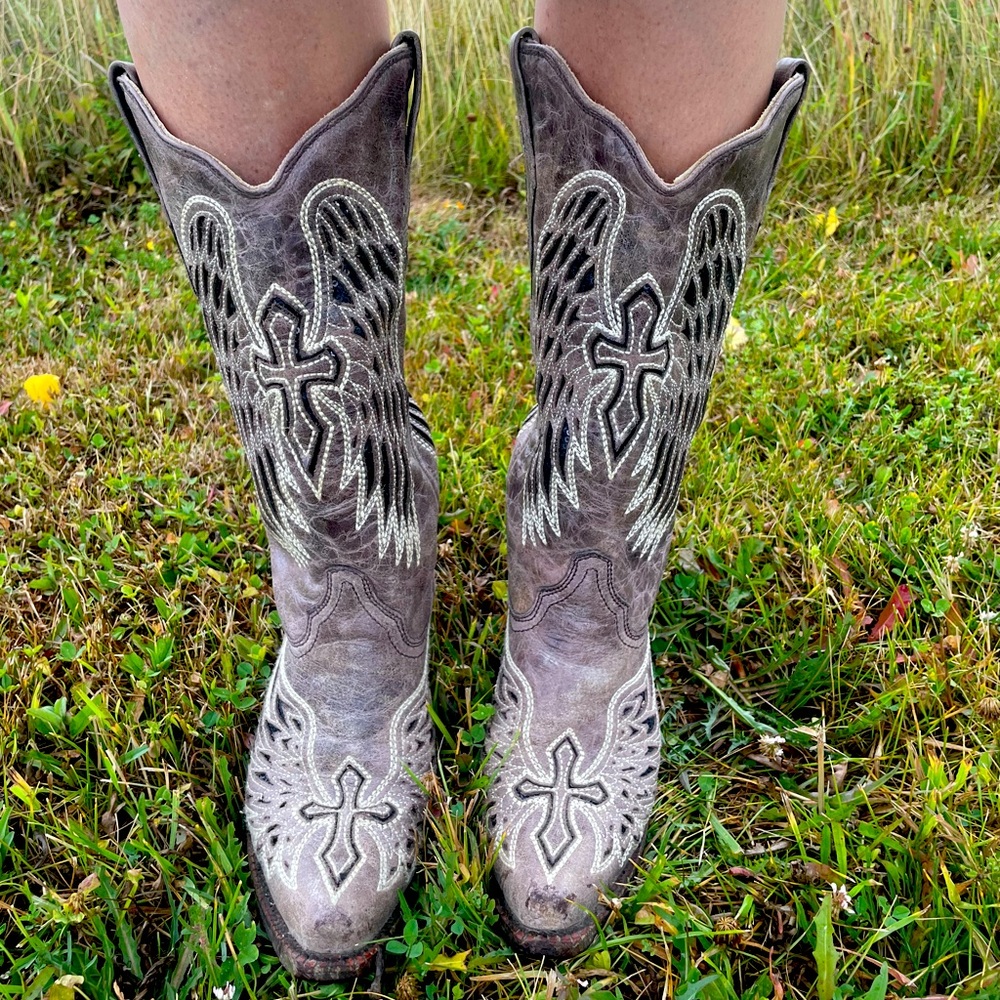 Ladies Corral Boots size 8M. I’ve only worn these once to a wedding.